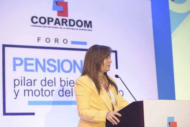 La presidenta de la Copardom, Laura Peña Izquierdo, pronuncia las palabras de apertura del foro.