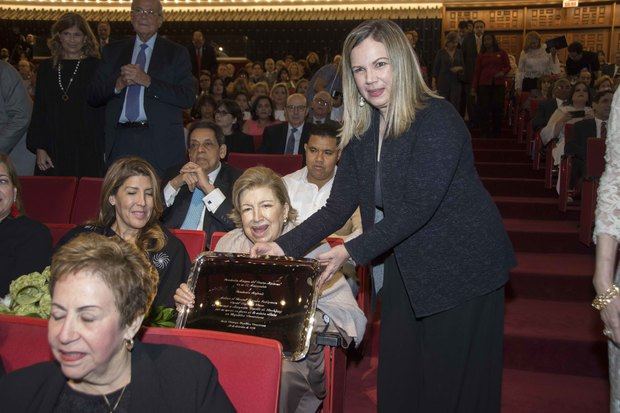 Margarita Miranda de Mitrov entrega reconocimiento a Doña Margarita Copello de Rodriguez. 