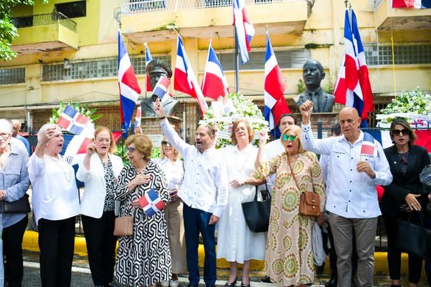 Juan Pablo Uribe, junto a familiares de los héroes, luego de hacer el depósito de ofrenda floral.