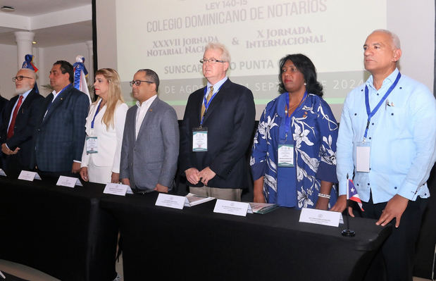 Desde la izquierda, el jurista Rafael Ciprián, el vicepresidente del Colegio de Notarios, Jhon Richard Paniagua Feliz; la presidenta del Colegio de Notario, Laura Sánchez Jiménez; el presidente del Tribunal Constitucional, Napoleón Lavandier; el presidente del Notariado de Puerto Rico, Arsenio Comas; la tesorera del gremio, Rhina M. Asencio De Jesús, y Pedro Rodríguez Montero, asesor.