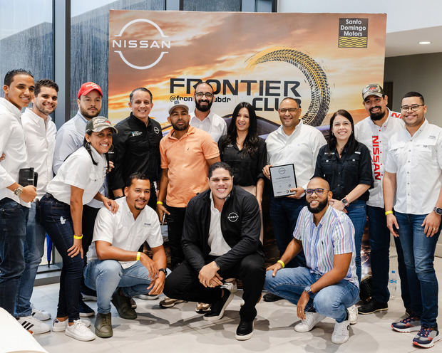 Algunos de los miembros del Club de Propietarios de Nissan Frontier que participaron en el encuentro, junto a ejecutivos de Santo Domingo Motors.