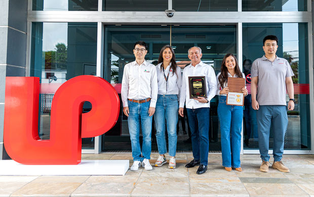 Julian Chen,Estefanía Rivera, Luis Rivera, Pamela Rivera y Eugene Gao.