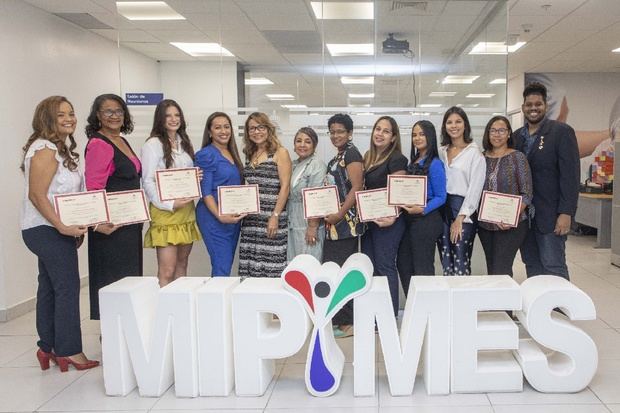 Al centro Isabel Reynoso y Gina Collado junto a los graduando que recibieron su certificación del Diplomado en Alta Costura en terminación a mano.