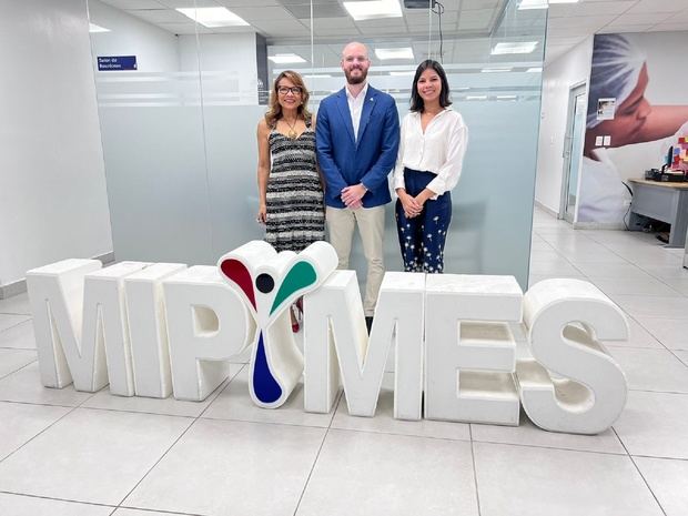 Isabel Reynoso, Alberto Castillo y Shaina Alonzo.