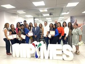 Al centro Jorge Morales viceministro de MIPYMES; Isabel Reynoso; Shaina Alonso; Cristian Hernández; Melissa Rodríguez, Héctor Jiménez, Shaina Alonzo, Gina Collado y Ángela Tapia, junto a los graduandos del Diplomado.