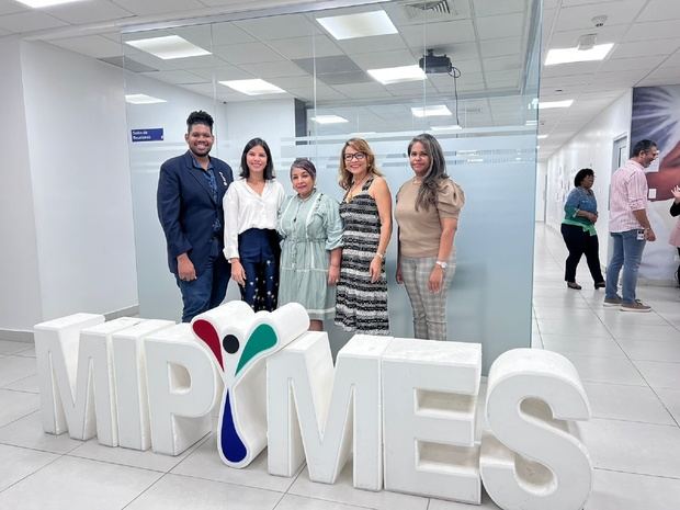 Héctor Jiménez, Shaina Alonzo, Gina Collado, Isabel Reynoso y Ángela Tapia.