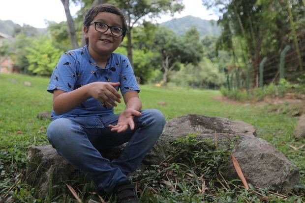 El niño ambientalista Francisco Vera mientras habla en entrevista con Efe, en Villeta (Colombia), en una fotografía de archivo.