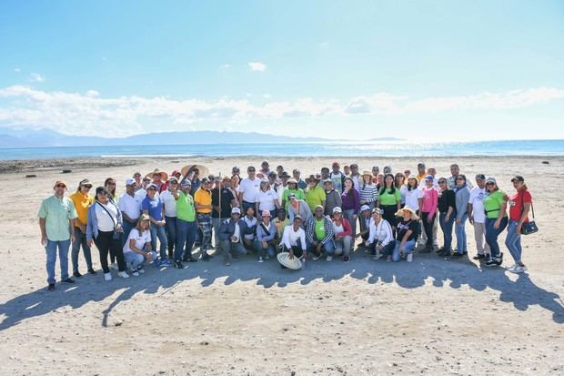 GRS del INFOTEP realiza jornada de limpieza de playa en Azua.