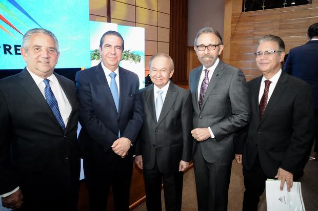 Roberto Henríquez, Ministro turismo Francisco Javier García, Ellis Pérez, Edmundo Aja y Luis José Chavez.