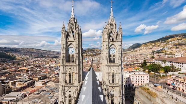 En lo alto de las nubes en los Andes y rodeada por los picos nevados de dos volcanes activos, pocas ciudades tienen un escenario tan espectacular como Quito. El Centro Histórico de la capital ecuatoriana, del siglo XVI, no solo es el centro colonial más grande y mejor conservado de América Latina, sino que también es la primera ciudad del mundo declarada Patrimonio de la Humanidad por la UNESCO.