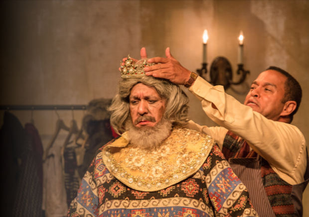 El Señor, interpretado por el actor Giovanny Cruz junto a Exmin Carvajal, Norman, en la obra 'El Vestidor'.