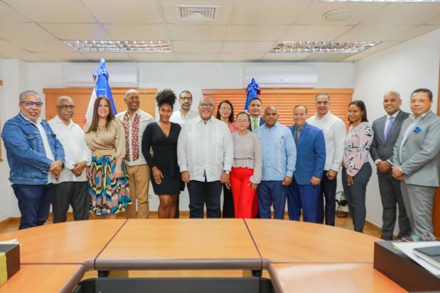 Gómez M. junto a los periodistas especializados.