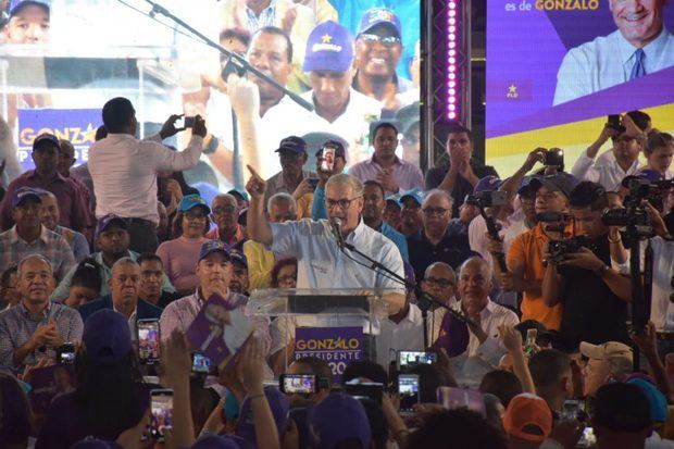 El precandidato presidencial del Partido de la Liberación Dominicana, PLD, Gonzalo Castillo proclamó que irá al 
Palacio Nacional a hacer cosas útiles al país.
