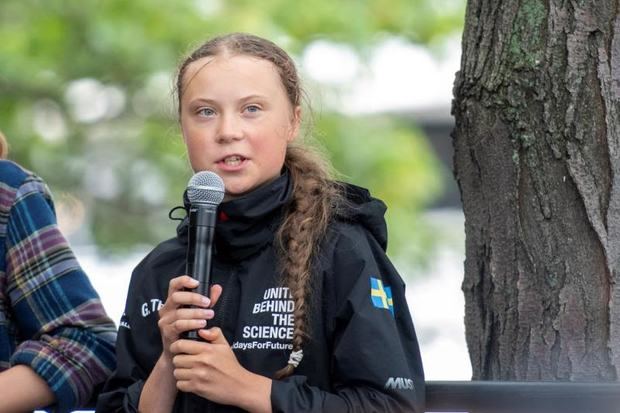 La activista medioambiental sueca Greta Thunberg, de 16 años de edad, atracó este miércoles en un puerto de Nueva York, escoltada por una flotilla de 17 barcos de Naciones Unidas, que representan el mismo número de Objetivos de Desarrollo Sostenible que la ONU quiere ver cumplidos para 2030. 