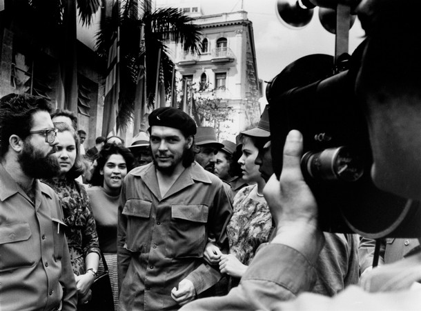 El Chè Guevara caminando por las calles de La Habana en compañía de su esposa Aleida
