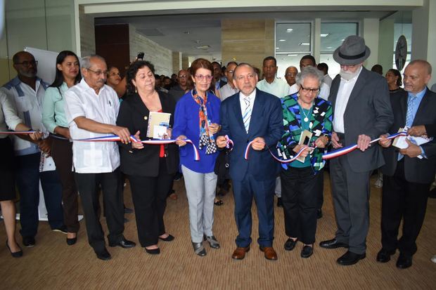 Diómedes Núñez Polanco junto a ejecutivo de la BNPHU y otras personalidades cortan la cinta para dejar inaugurada la expo-colectiva en honor a Juan Bosch.