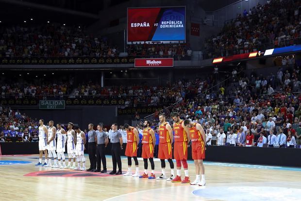Los jugadores de España (d) y la República Dominicana durante el homenaje al exjugador de baloncesto Cándido 'Chicho' Sibilio, recientemente fallecido, momentos antes del partido amistoso este jueves en el Wizink Center de Madrid.
