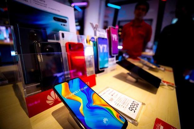 El nuevo móvil Huawei P30 lite puesto a la venta en una tienda en Bangkok (Tailandia) el 13 de junio de 2019. La mayoría de los países del Sudeste Asiático están ignorando la 'guerra fría' del 5G en la que Estados Unidos ha iniciado una campaña contra el grupo chino Huawei al considerarlo una amenaza para la seguridad. 
