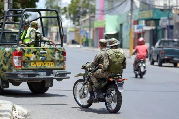 Militares montan guardia este lunes en las calles de Santiago, República Dominicana. 