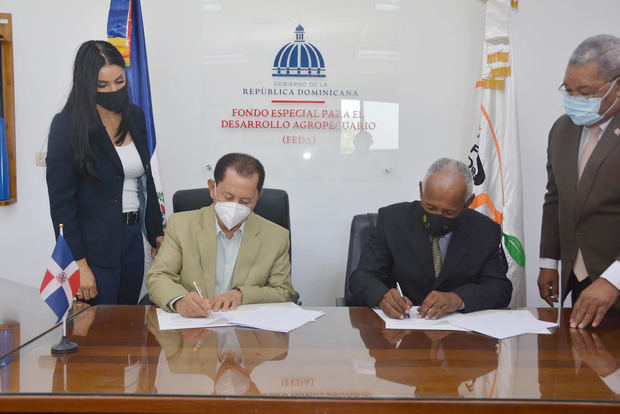 Los directores del FEDA, Efraín Toribio, y del IDIAF, Eladio Arnaud, firman el acuerdo.
