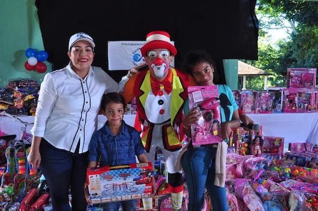 Entrega de juguetes  a niños de Santo Domingo Este. 
