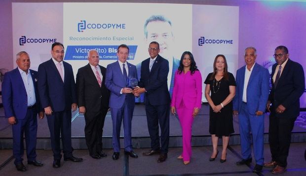 El ministro del MICM Víctor Itó Bisonó recibe un reconocimiento de Codopyme.