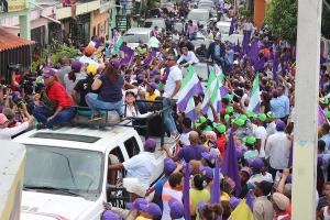 Leonel Fernández realiza visita solidaria a peledeístas en Los Alcarrizos