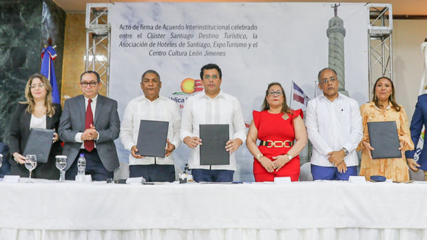 MITUR firma acuerdo con Clúster Santiago Destino Turístico para fomentar y fortalecer la imagen de la Ciudad Corazón.