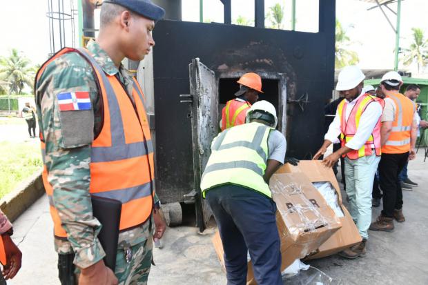 JCE inicia incineración de boletas de las elecciones municipales de febrero pasado