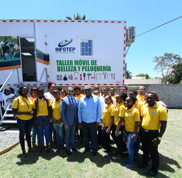 Dorector del Infotep entregó talleres móviles al gobernador de Elías Piña, Juan Alberto Aquino Montero.