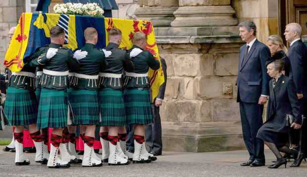 El ataúd de Isabel II partirá mañana al palacio de Buckingham desde Edimburgo.
