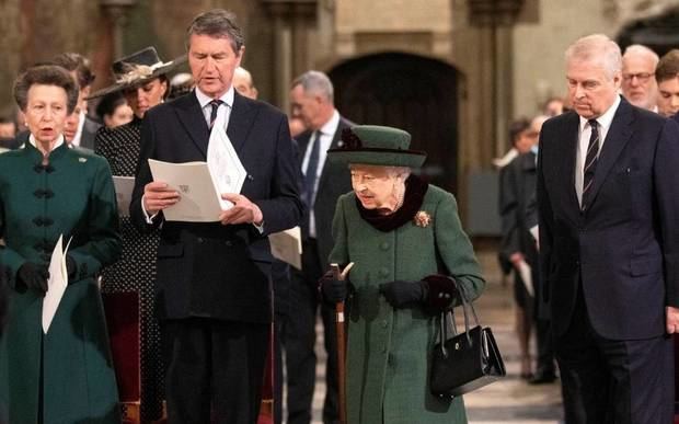 Isabel II exhibe su apoyo al príncipe Andrés en tributo al duque de Edimburgo.