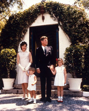 La familia Kennedy posando para una fotografía familiar.