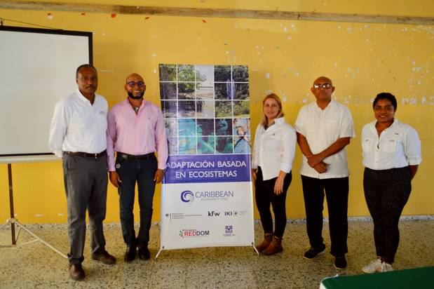 Jesús de los Santos, Vicepresidente Ejecutivo REDDOM, Salvador Alcalá, representante Alcaldía El Limón, Yaneris Collado, Coordinadora del Proyecto, Gabriel Devora, Pastor Iglesia de la Profecía y Yocasta Medina de Parley RD