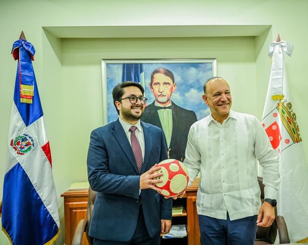 El alcalde Ulises Rodríguez, presidente de FEDOFUTBOL, José Francisco Deschamps.