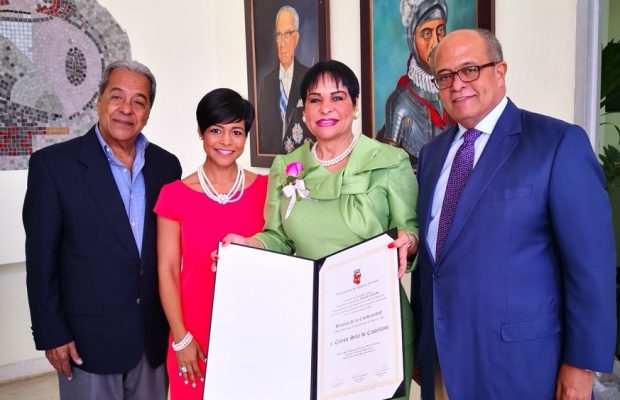 Ayuntamiento del Distrito Nacional reconoce a Luz Celeste Silié Ruíz