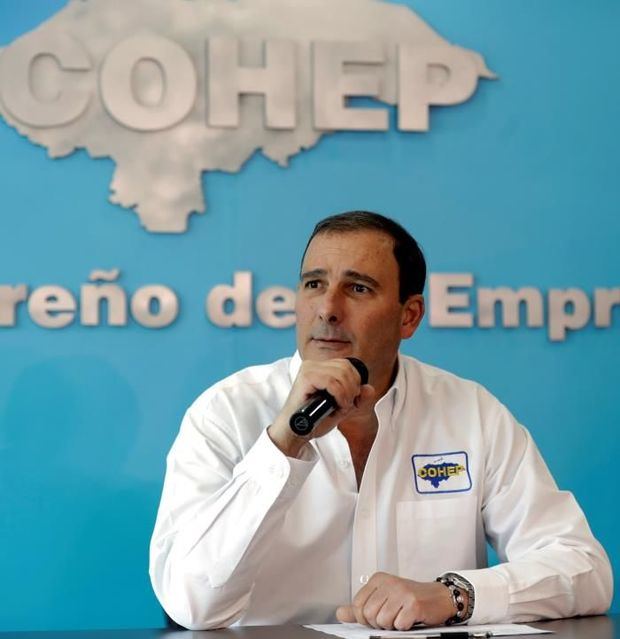 El presidente del Consejo Hondureño de la Empresa Privada (Cohep), Juan Carlos Sikaffy, participa en una conferencia de prensa este miércoles, en Tegucigalpa (Honduras). 