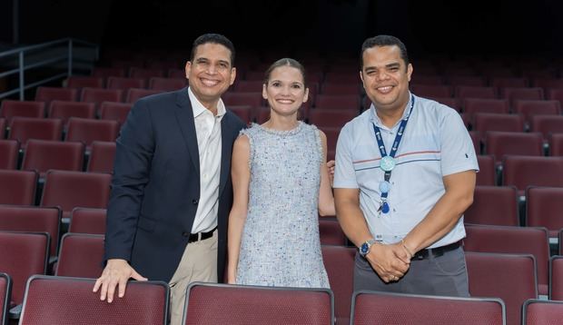 Julio Ravelo, presidente del Consejo Directivo 2023-2024 de la Secundaria Babeque, Nathalie Jiminián, coordinadora de la Sala Laura Bertrán y Jahiro Suriel.