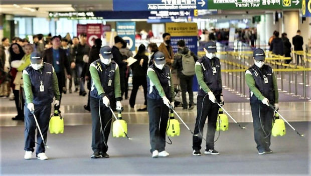Autoridades desinfectando aeropuerto.