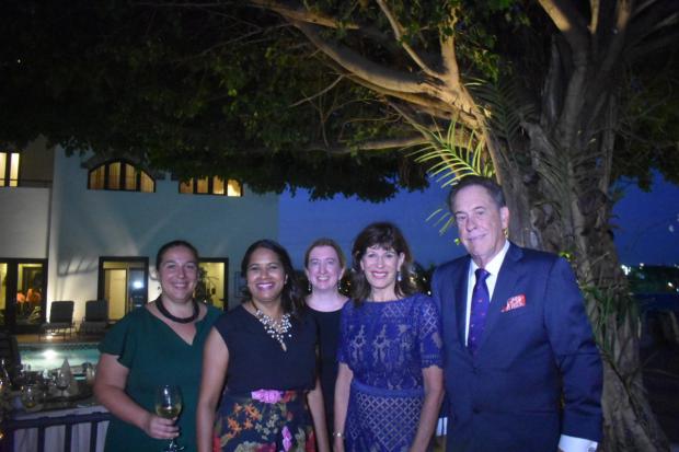 La Embajadora de Estados Unidos Robin Bernstein junto a su esposo, Richard y personal de la embajada.