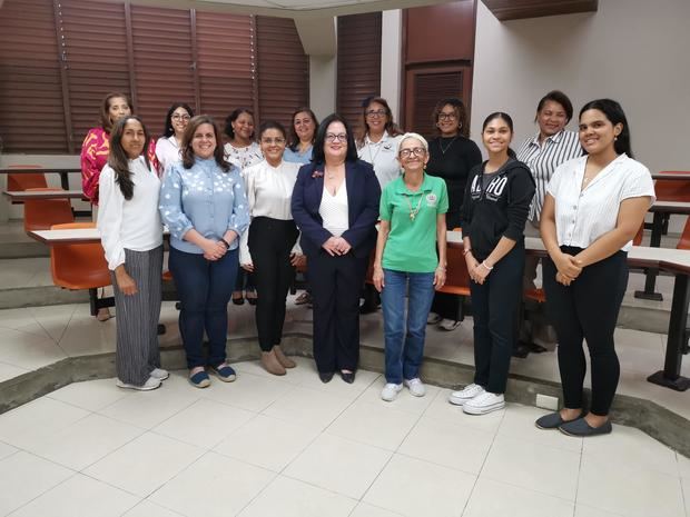 La maestra Gloria Alina Valdés junto a parte del equipo.