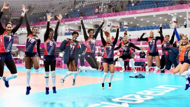 La selección femenina de voleibol de República Dominicana derrotó este domingo por 1-3 a Colombia.