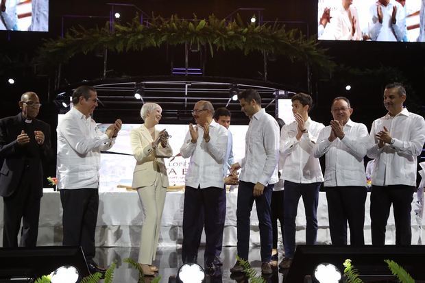 Presidente Danilo Medina encabezó la inauguración oficial del hotel, junto al ministro de Turismo, Francisco Javier García, y miembros destacados del Lopesan Hotel Group.
