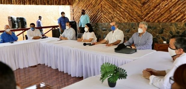 El presidente Luis Abinader se reunió este domingo con empresarios del sector hotelero en Pedernales.