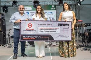 ADOZONA dona 500,000 pesos a la Fundación Comunitaria Zona Franca Santiago