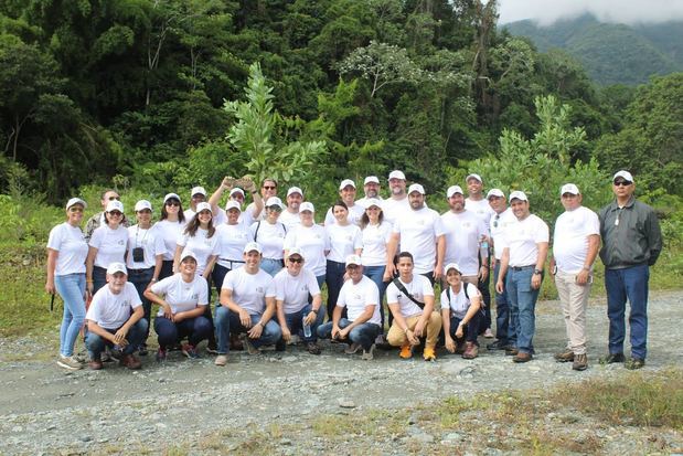 Colaboradores de EGE Haina participantes en la jornada de reforestación.