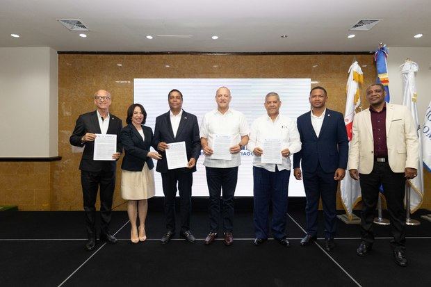 MAP, Liga Municipal y FEDOMU realizan seminario y firman acuerdo para el fortalecimiento institucional del Ayuntamiento de Santiago.