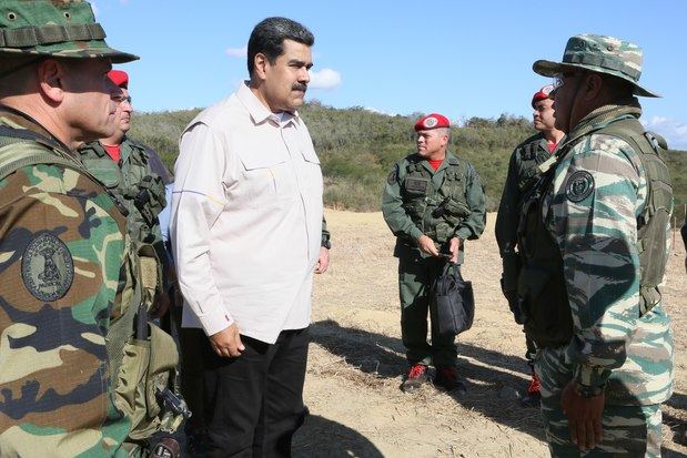 Nicolás Maduro junto a militares venezolanos.