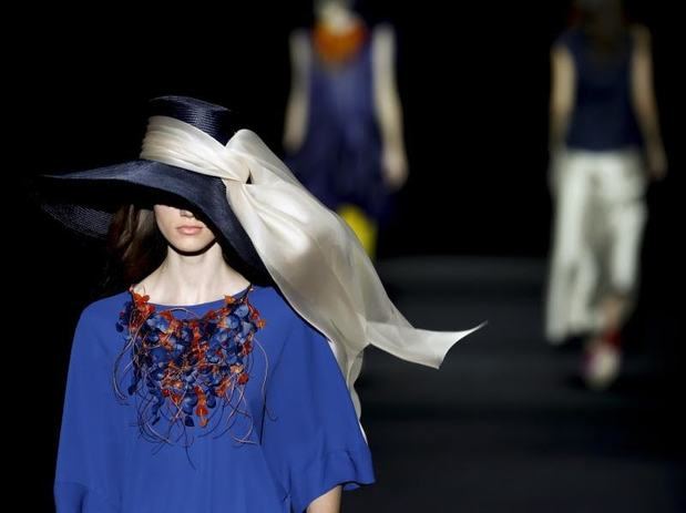Una modelo luce una creación de la temporada Primavera-Verano 2020 del diseñador Ulises Mérida, en la Mercedes-Benz Fashion Week Madrid (MBFWM) en el recinto ferial IFEMA.