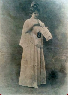 María Stefani Espaillat, representante de La Vega en las fiestas de Agua y Luz de Santiago de 1915, a propósito de la inauguración de la planta eléctrica y el acueducto.